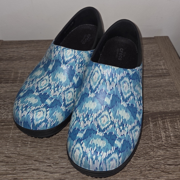 Crocs Women Dual Comfort Nurse Work Shoes Clog Mules Size 6 Black/Blue Aztec. - Picture 1 of 9